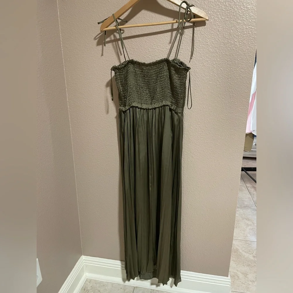 Zara Elegant Olive Green Maxi Dress with adjustable tie straps - Picture 2 of 8